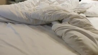 继兄和朋友在宿舍房间里与青少年进行铁杆性爱
