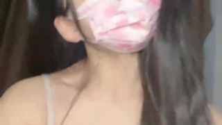 小胸部和大屁股少女在铁杆动作中