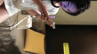 去朋友家做客时他清纯漂亮的女友洗澡后主动勾引我,发育的
