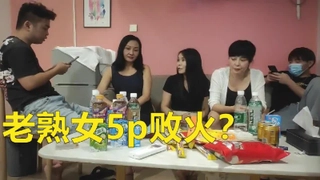在皮裙和紧身衣的肛门顽皮室友中硬性交