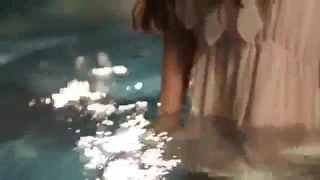 花粉少女注意报漫画老婆握着老公和单男的肉棒交换着吃