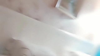 大学生在1on1视频中让继女和继子进入性爱世界