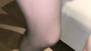 老年男子加入年轻夫妇的三人行