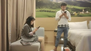 推特女神被绑在桌子上炮机一边抽插一边窒息