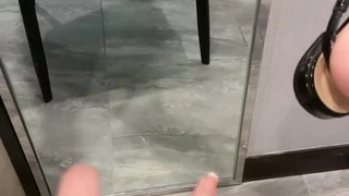 女学生在桌子底下吸了导师的阴茎。