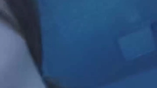 年轻女子在大学毕业后在家里自慰