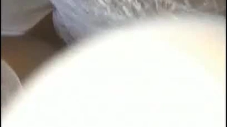穿着丝袜的天然乳房少女给脚交并接受面部射精